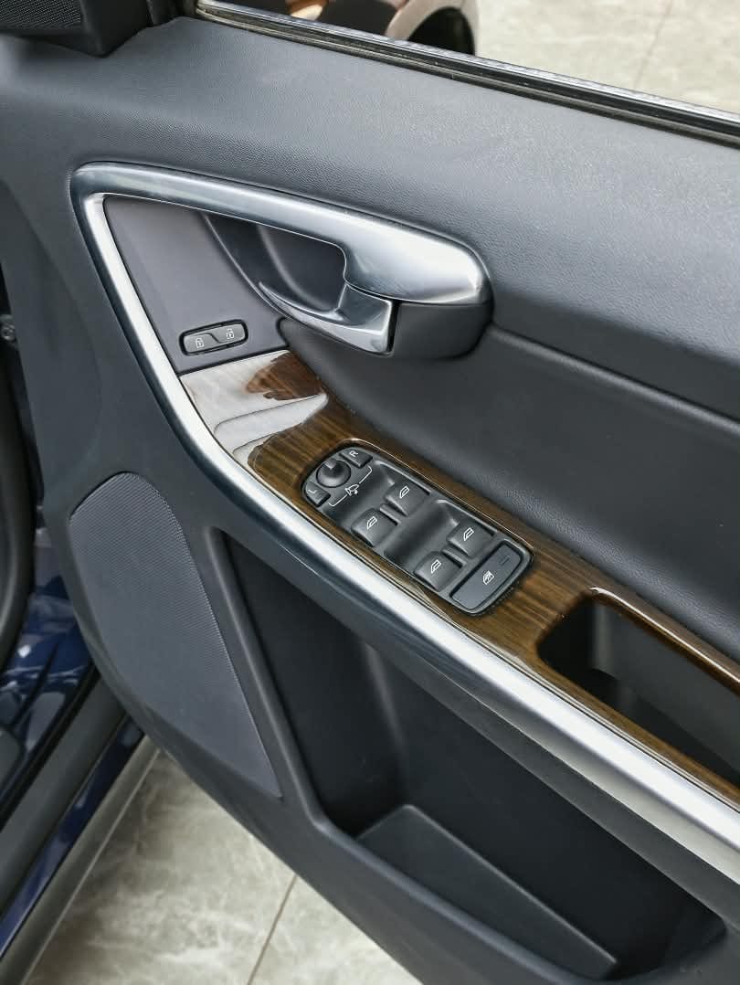 2017 Volvo XC60 D4 CLASSIC image-9